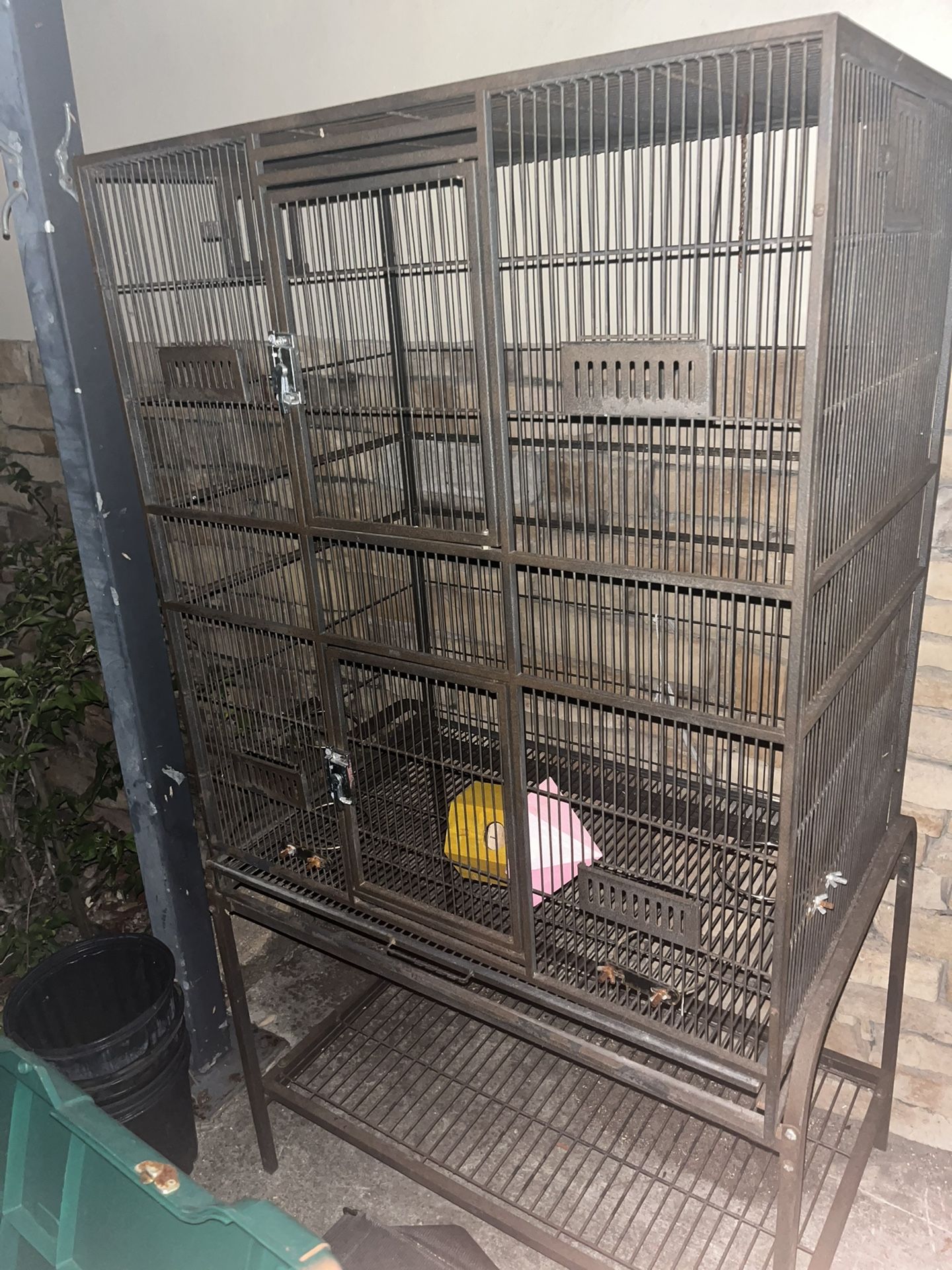 Metal stand-up birdcage