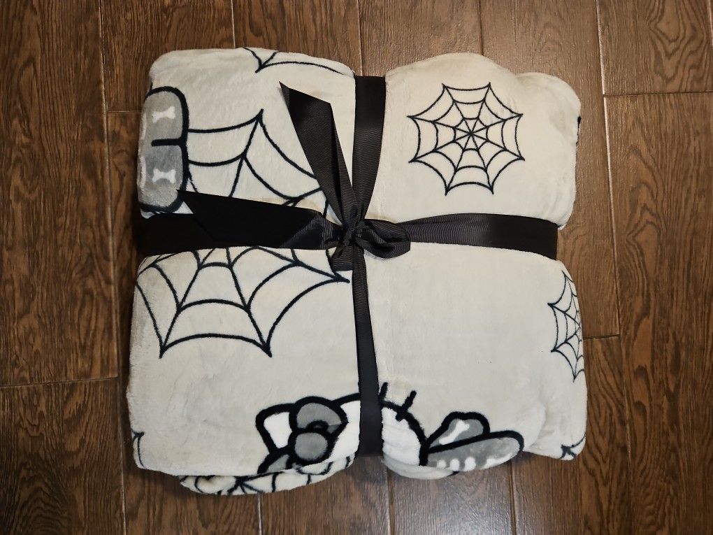 Hello Kitty Halloween Plush Throw Blanket for Sale in Hawaiian