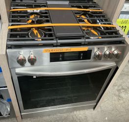 New!!! FRIGIDAIRE GALLERY… 30 Inch 6 cu ft 5 Burner Slide-In Gas Range With Total Convection and Air Fry in Stainless Steel.