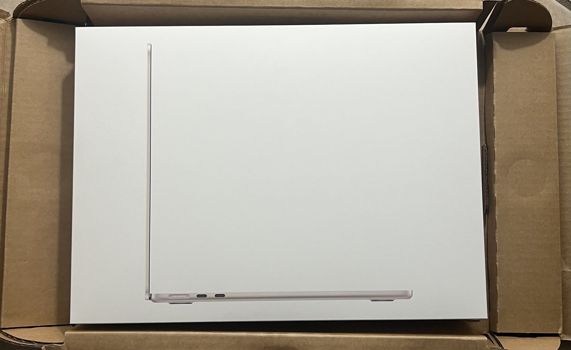 2024 MacBook Air Starlight  - 16GB Ram - 256GB SSD - 13.6 inch