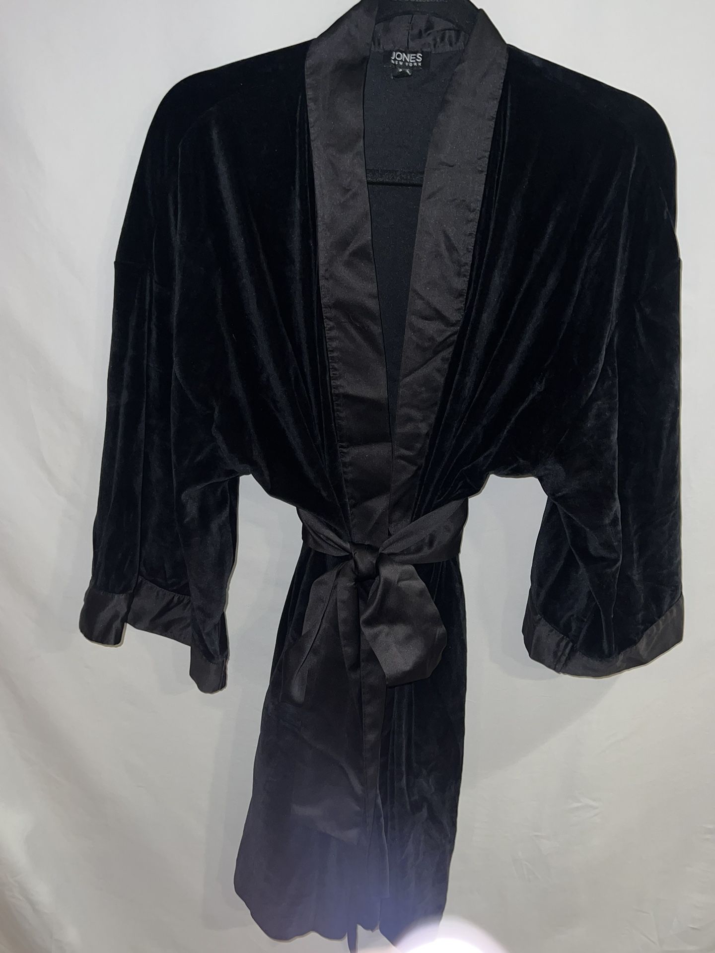 Ladies Womens Small/Medium S/M Jones New York black velvet & satin short robe