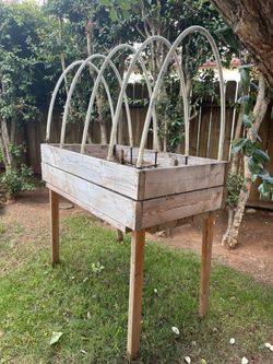 Raised garden bed