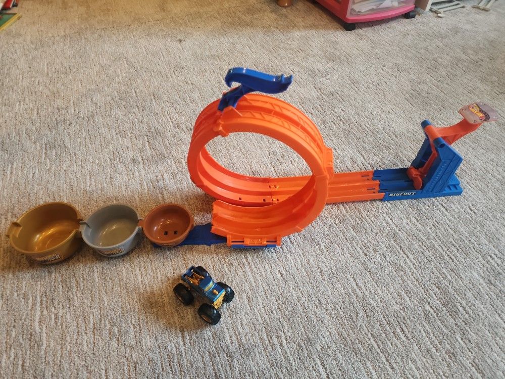 Hot Wheels Monster Truck Loop-and-flip Trophy Challenge Playset