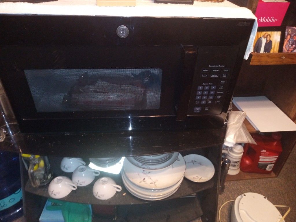 Large GE Microwave (NEW)