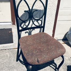 HIGH BACK CHAIR / the metal frame is in excellent condition/ cushion seat it’s lose needs fixing 
