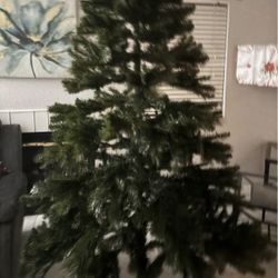 Árbol De Navidad 7.5 Ft Es Nuevo 