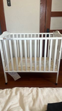 Delta portable mini crib
