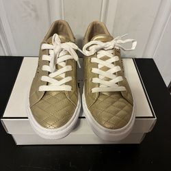 Gold Guess sneakers #Guess #Sneakers