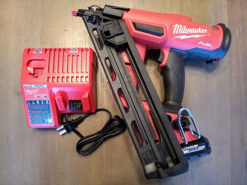 Milwaukee M18 Fuel 15 GA Finish Nailer Kit