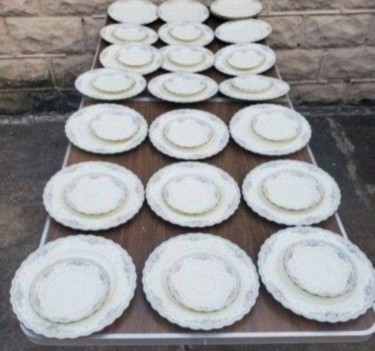 New 40 Pieces Noritake Brand Dinnerware Set