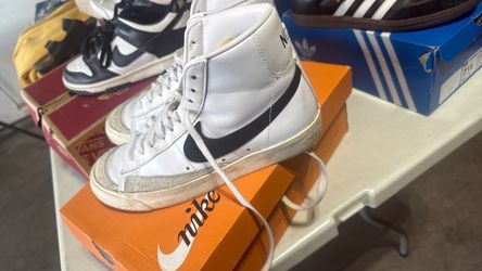 Nike Blazer Mid ’77–style high-top sneakers in white with a black Swoosh. 👟