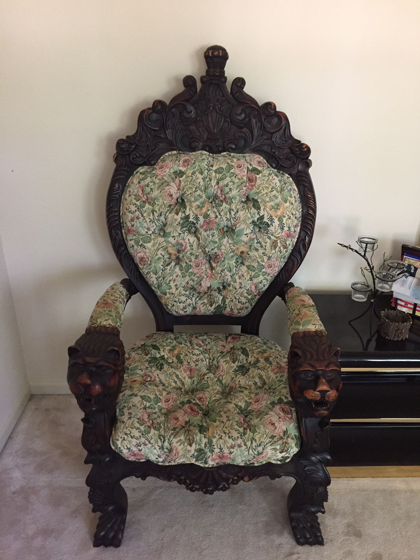 Chair (queen crown)