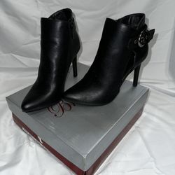 Breckelle’s Baylee Black Heel Booties Size 6