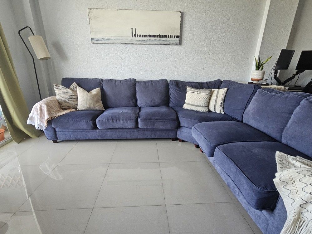 Sofa Oversized Sectional. 120". L- Shaped. Pull-Out Sleeper Bed Included