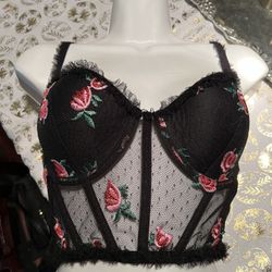 Black corset top with embroidered flowers 🌺