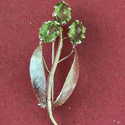 14K Gold Flower Brooch With Peridot Gem Stones. 2.8g. 