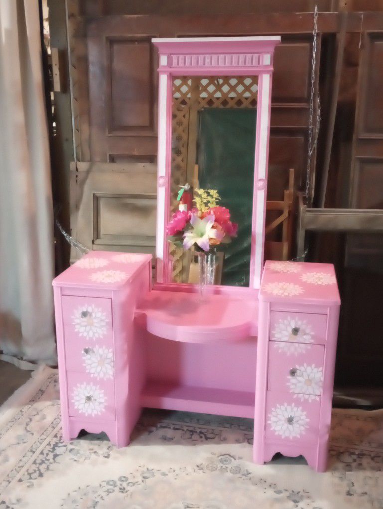 Pretty In Pink Vanity & Mirror 