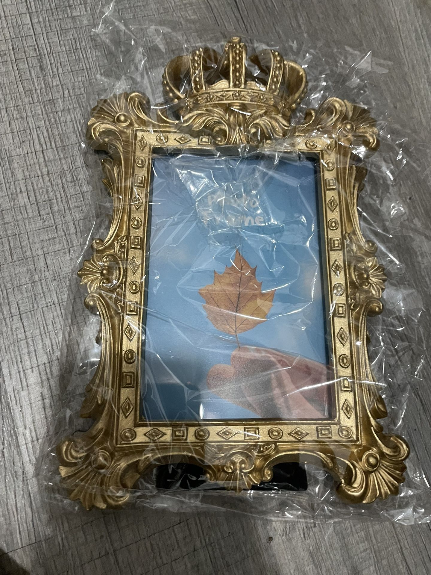 BESPORTBLE Gold Crown Photo Frame, 6inch Resin Picture Frame with Kickstand - Vintage Picture Frame for Portrait or Couple Photos