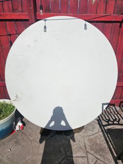 Mesa redonda 6 pies buenas condiciones $150 OBO