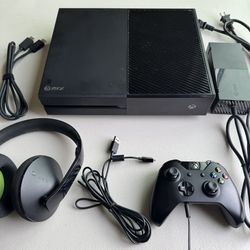 Xbox One 500GB Console. With Wired Headphones