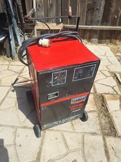CENTURY BATTERY CHARGER AND JUMPSTARTER