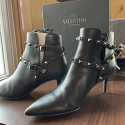 Valentino Garavani / Black Leather / RockStud / Stilettos / Ankle Boots / Size 39(8.5) / JW2S0625