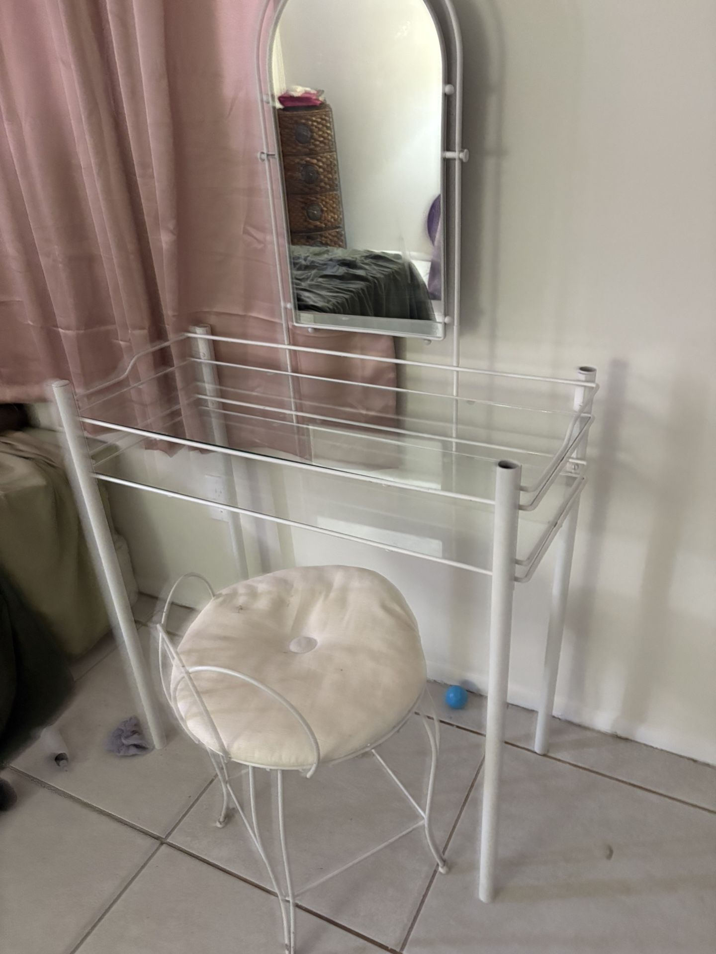 glass vanity with mirror and chair