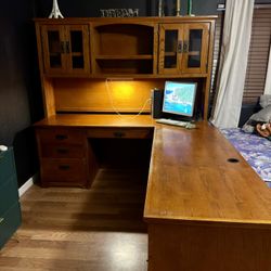 Beautiful Hutch Desk L-shaped 