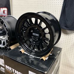 New Set Of (4) 17x8.5 Method 318 Gloss Black 5 & 6 L