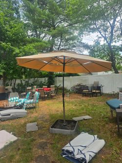 Large 10-ft freestanding umbrella withstand