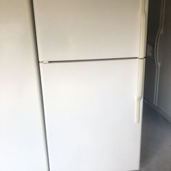Ge Fridge w Icemaker 
