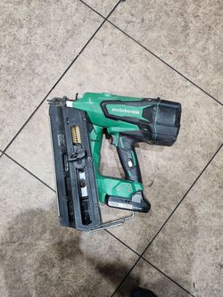 Metabo 2 in 1 21° framing nailer with 3 batteries and 2 chargers.