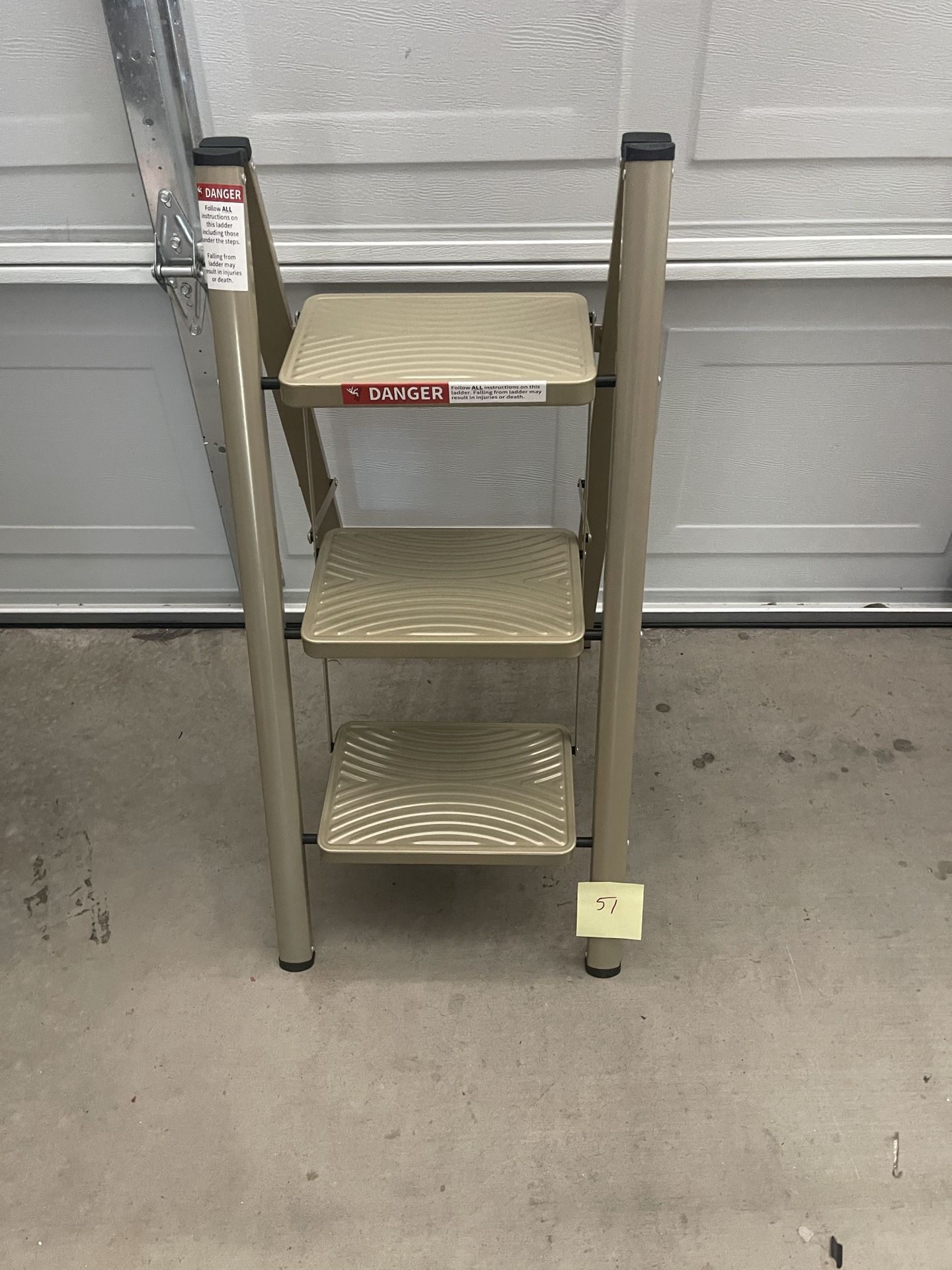 3 step Heavy Duty ladder - - New - L51