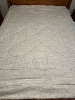 Grey Queen size comforter - Like New!