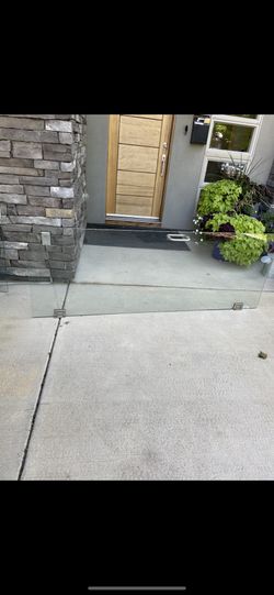 Frameless shower door