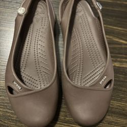 Women’s brown flat crocs size 7 (comfy)