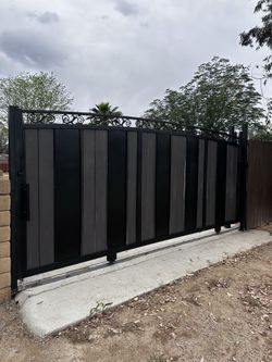 Gate with metal sheets and wood