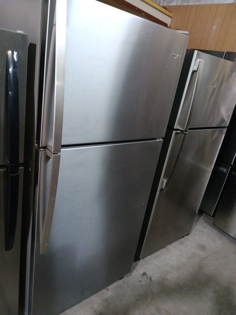 Whirlpool Refrigerator Top And Bottom Stainless Steel, Works Good 👍