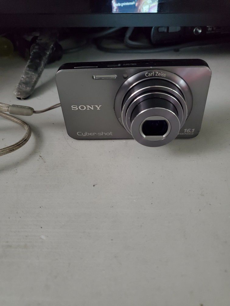 SONY CYBER SHOT DSC W CAMERA $ FIRM CHARGER INCLUDED for Sale