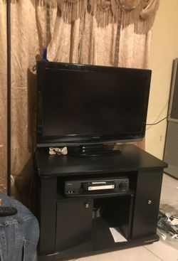 One tv 32 inches sharp W Remote control