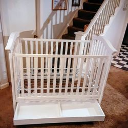 Baby Crib with Storage Drawer