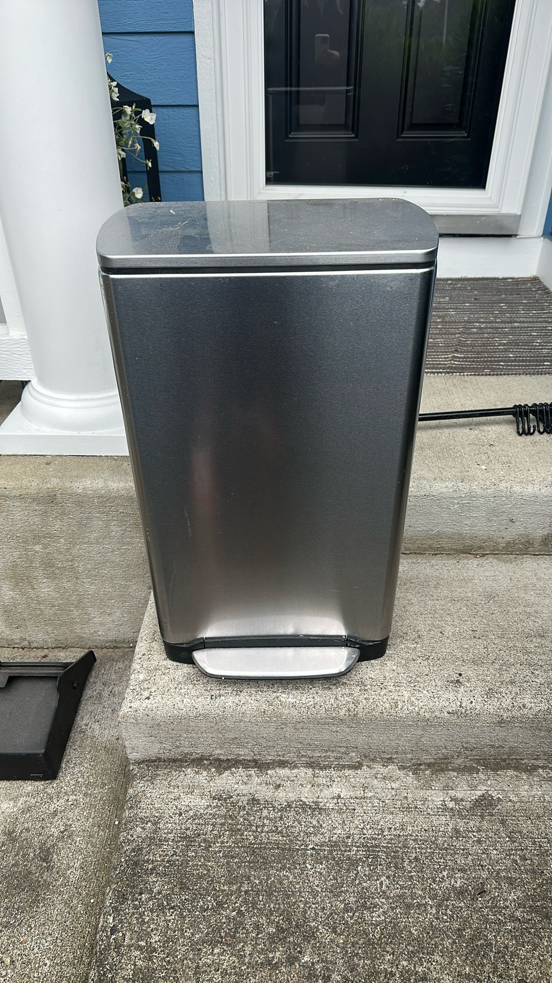 Kitchen Garbage Can Simple Human