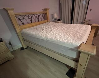 5 piece wood Queen bedroom set