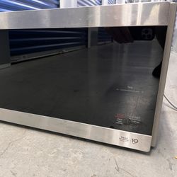 LG 1.5 cu. ft. NeoChef™ Countertop Microwave with Smart Inverter and EasyClean