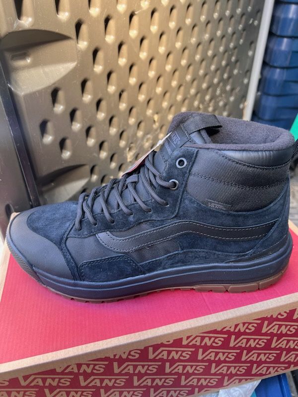 New-Black Vans Boots