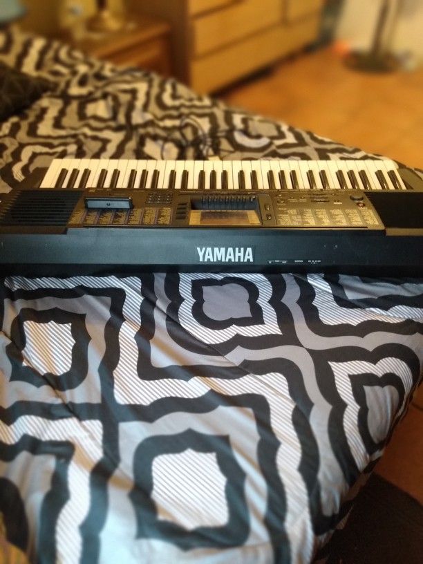 Yamaha keyboard with stand