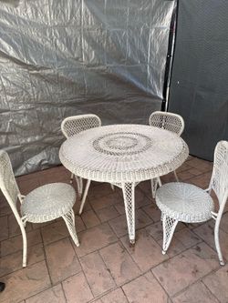 Wicker round table 4 chairs glass top