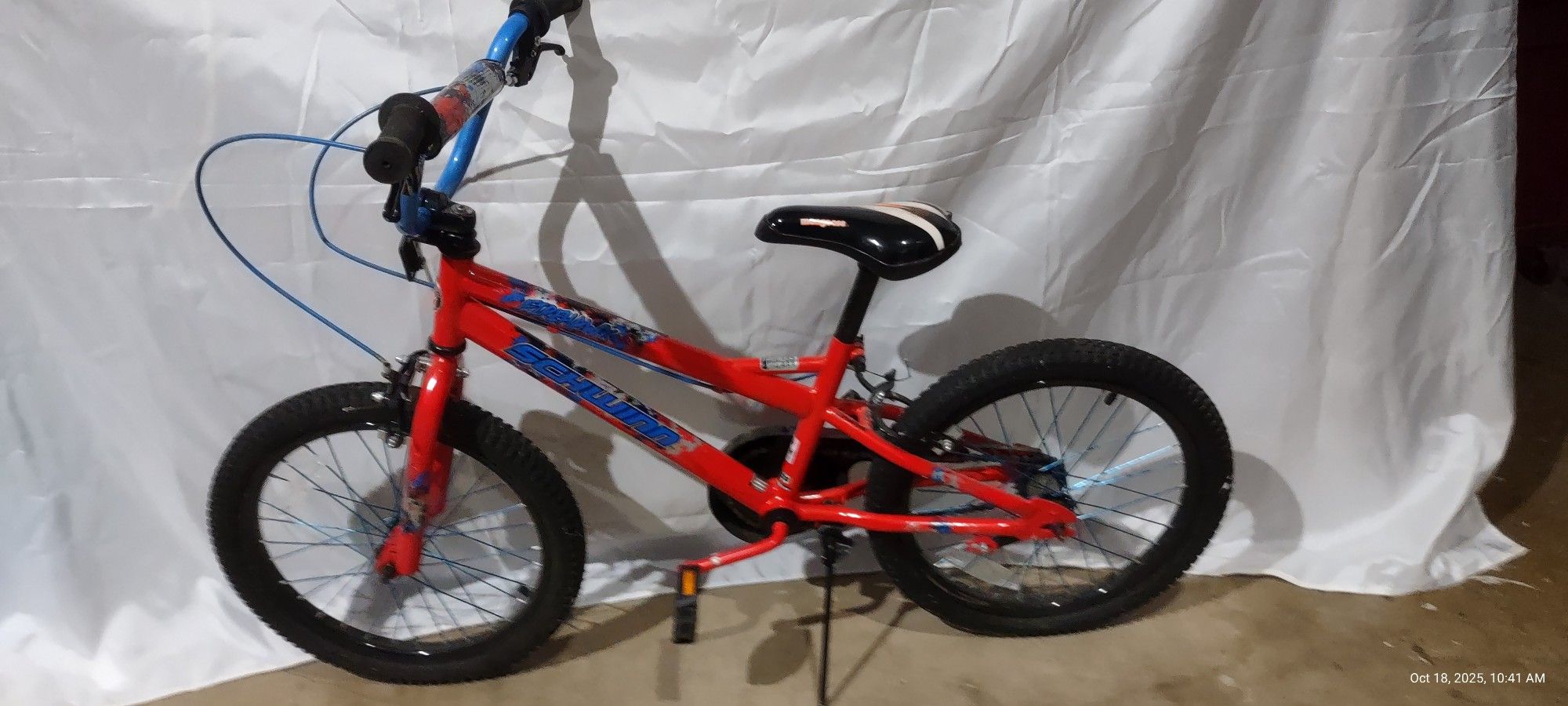 Boys Schwinn Bicycle, Like New, ages 5 to 8.
