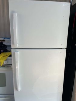 Insignia Top-Freezer Refrigerator White