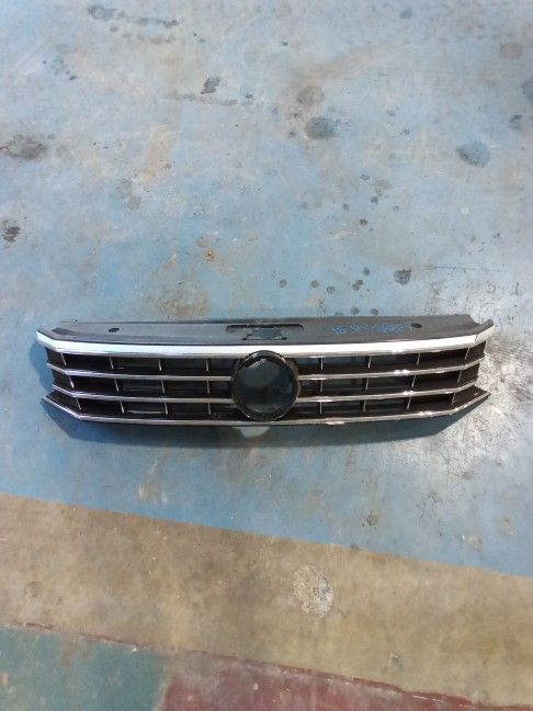 2016-2018 Volkswagen Passat Front Grille OEM